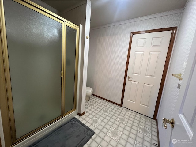 full bath featuring baseboards, a shower stall, toilet, and crown molding