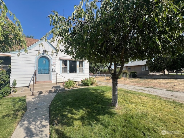 view of front of house featuring a front yard