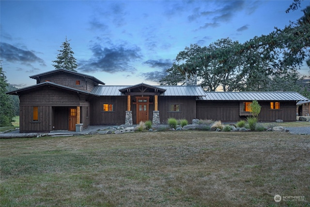 view of front of home featuring a lawn