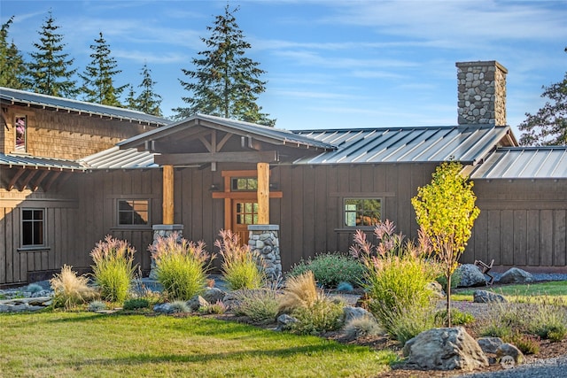 view of front of house with a front yard