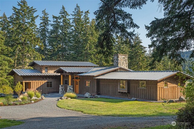 view of front facade featuring a front yard