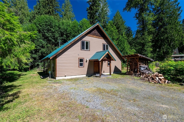 view of front of house featuring a front lawn