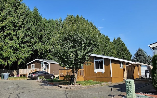 manufactured / mobile home with fence