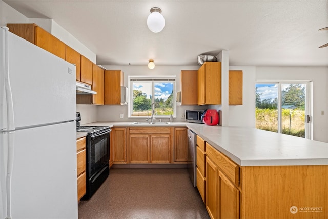 kitchen with sink, stainless steel appliances, and kitchen peninsula