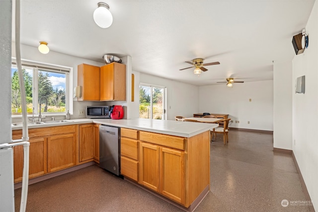 kitchen with stainless steel appliances, kitchen peninsula, sink, and ceiling fan