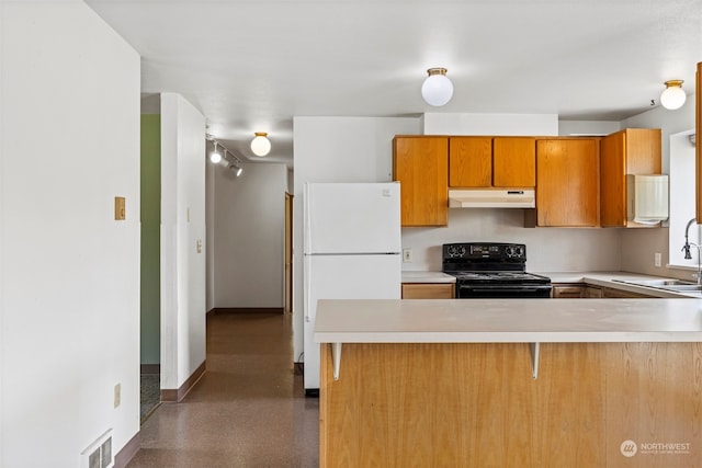 kitchen featuring sink, kitchen peninsula, white refrigerator, black range with electric cooktop, and a kitchen bar