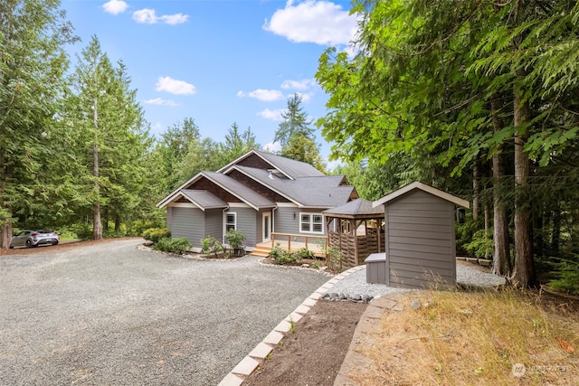 view of front of house featuring gravel driveway