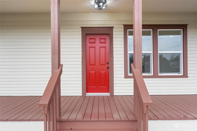 property entrance featuring a porch