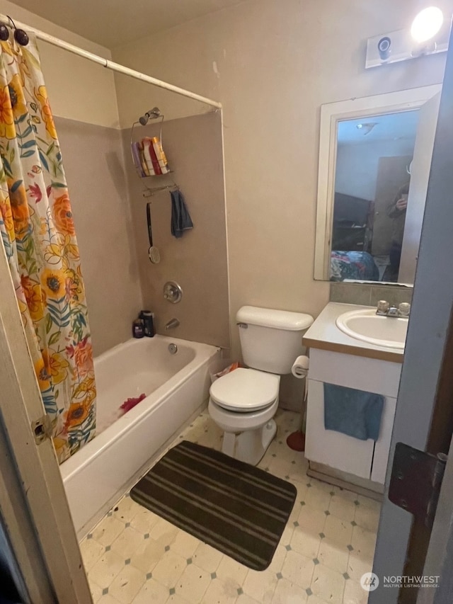 full bathroom featuring toilet, vanity, and shower / bath combo