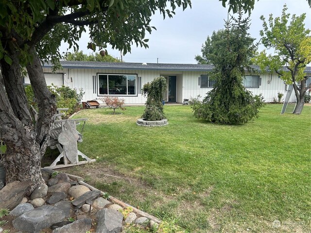 view of front facade with a front lawn