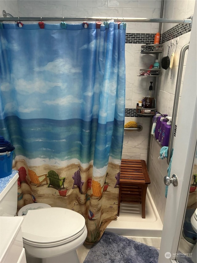 full bathroom featuring curtained shower, vanity, and toilet