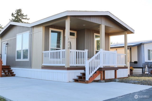 manufactured / mobile home featuring a porch