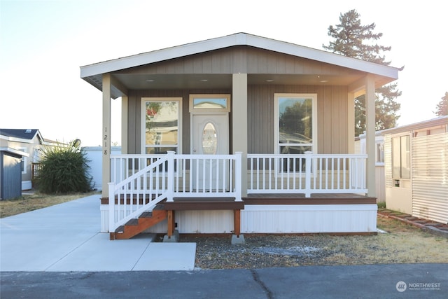 manufactured / mobile home featuring covered porch