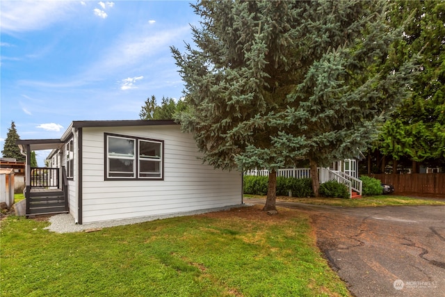 view of front of property featuring a front lawn