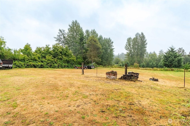 view of yard featuring an outdoor fire pit