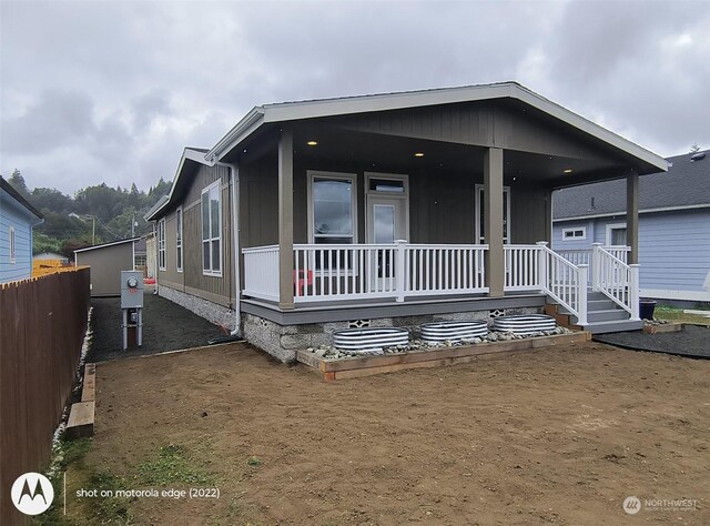 manufactured / mobile home featuring covered porch