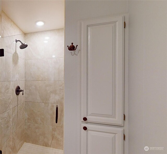 bathroom featuring a tile shower