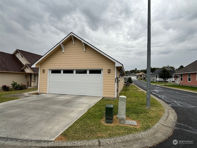 view of front facade featuring a front yard and driveway