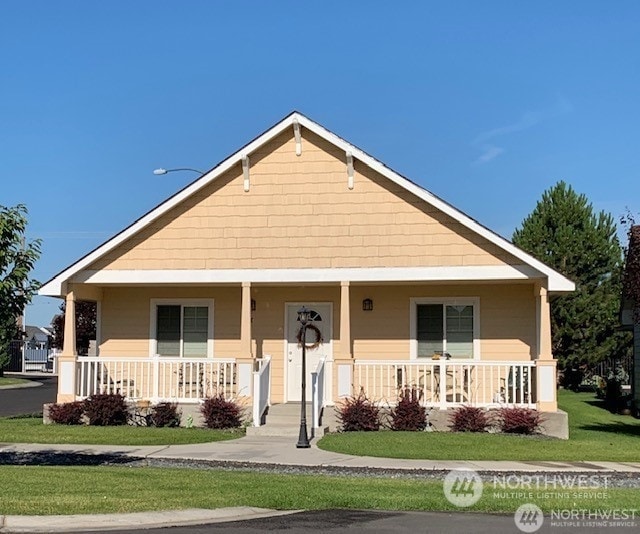 view of front facade featuring a porch and a front lawn