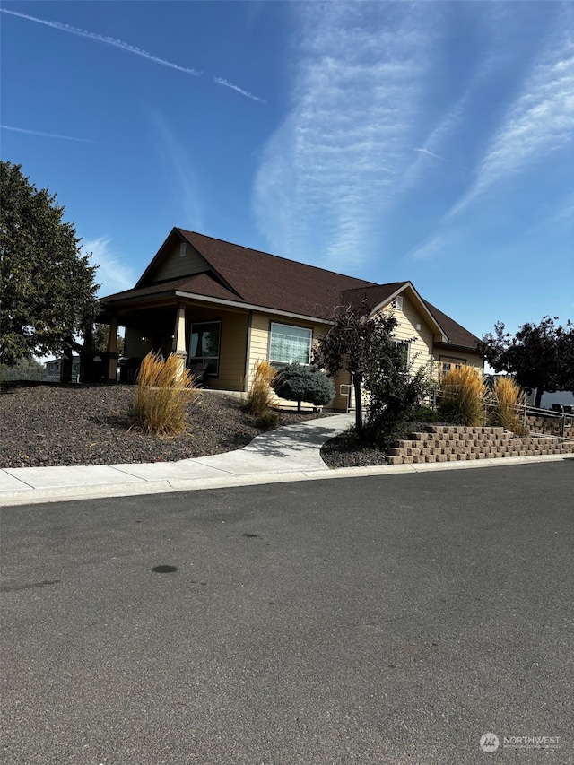 view of front of property featuring driveway