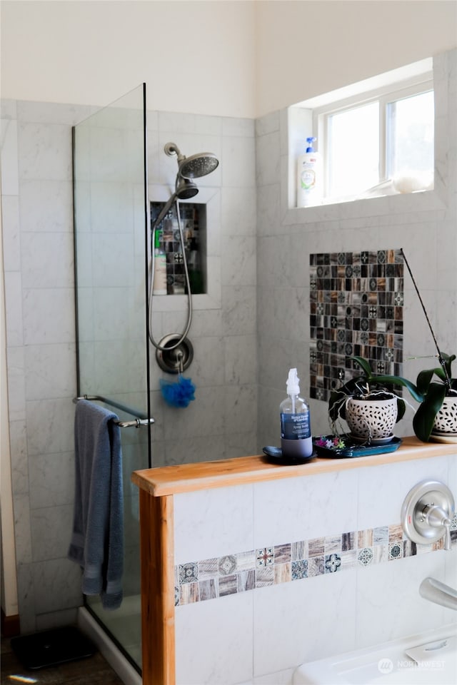 bathroom featuring tiled shower