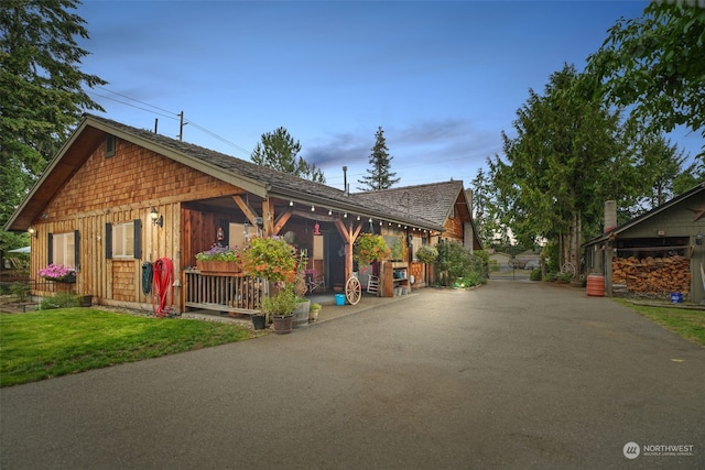 view of front facade with a yard