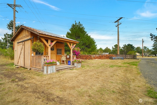 view of yard with an outdoor structure