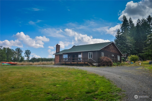 view of front facade featuring a deck and a front yard