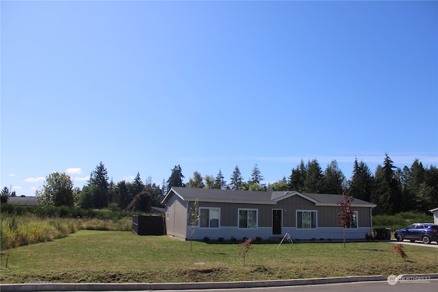 ranch-style home with a front yard