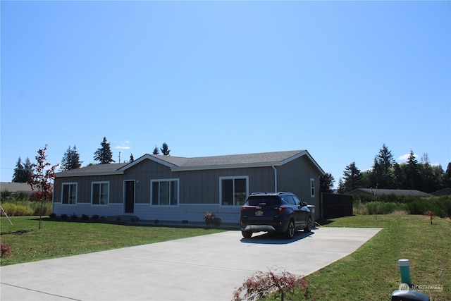 view of front facade with a front lawn