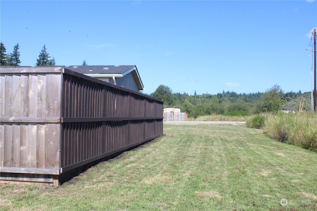 view of yard featuring an outdoor structure