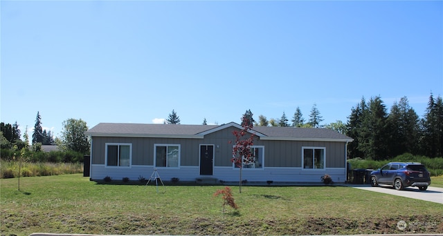 single story home featuring a front yard