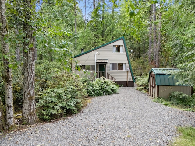 view of front of house with gravel driveway