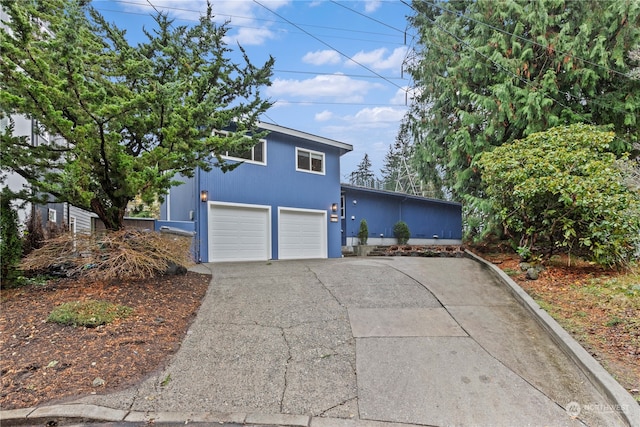 view of front facade featuring a garage