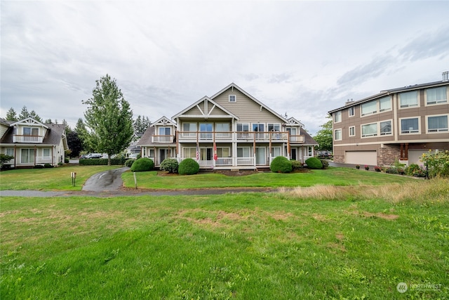 view of front facade featuring a balcony and a front lawn