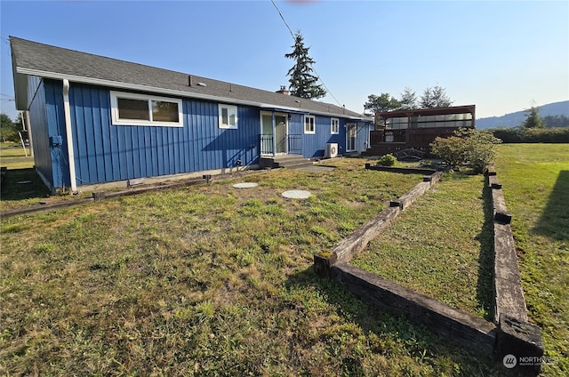 back of house featuring a lawn