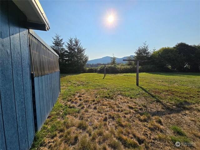 view of yard with a mountain view