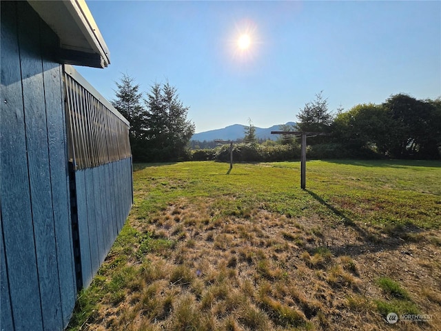 view of yard featuring a mountain view