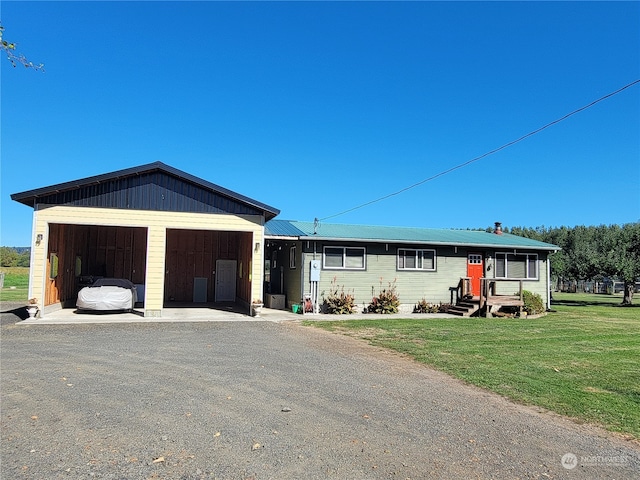 view of front facade with a front lawn