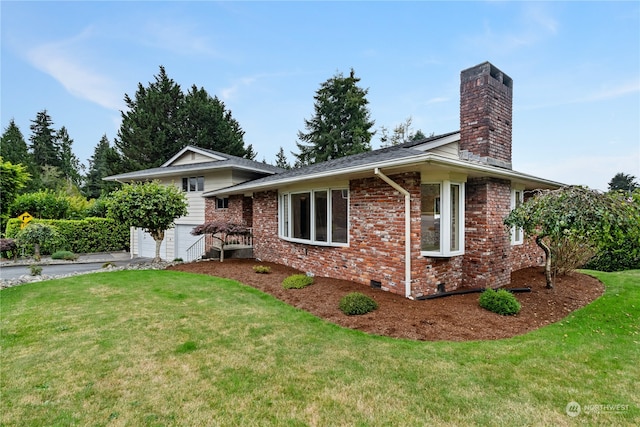 view of front of home featuring a garage and a front yard