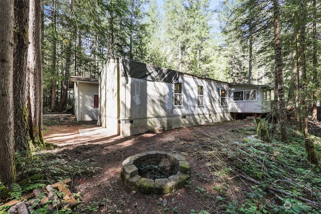 view of yard featuring an outdoor fire pit