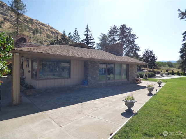 view of front of house with a front lawn