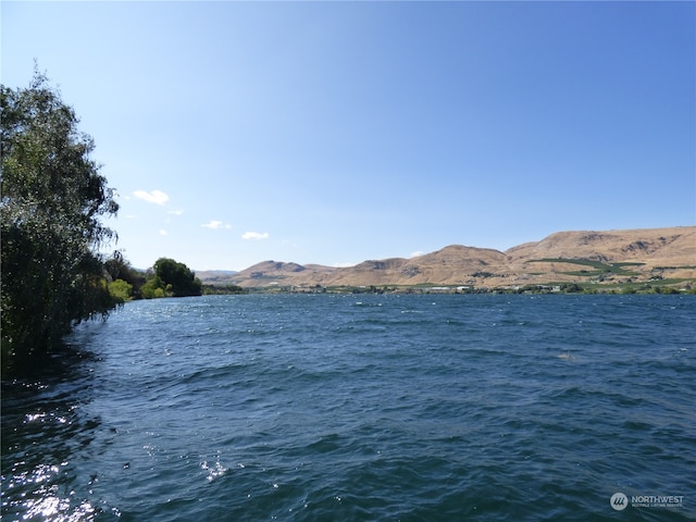 water view with a mountain view