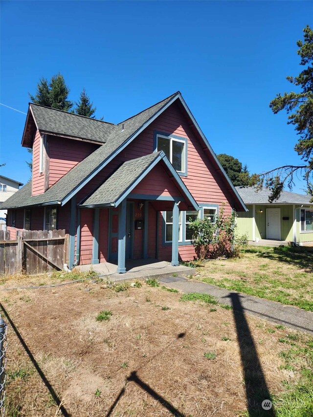 view of front of house featuring a front lawn