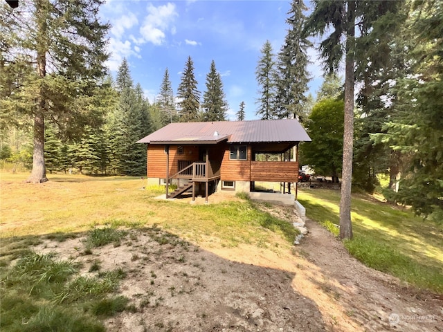 view of front of house with a front lawn