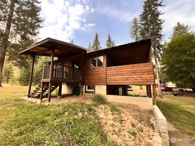 view of front of home with a front lawn