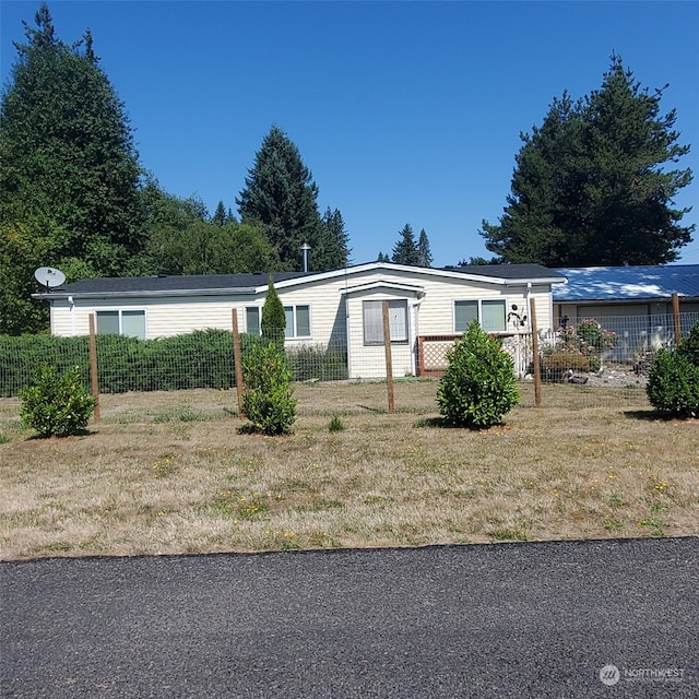 manufactured / mobile home with a front lawn