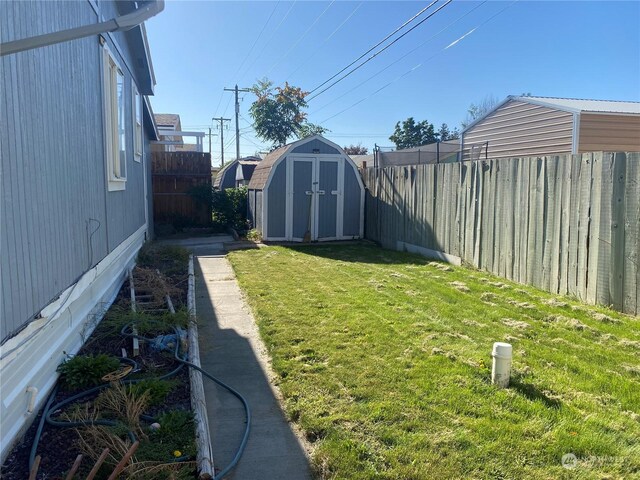 view of yard featuring a storage unit