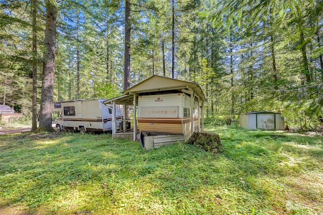 view of yard with a storage shed