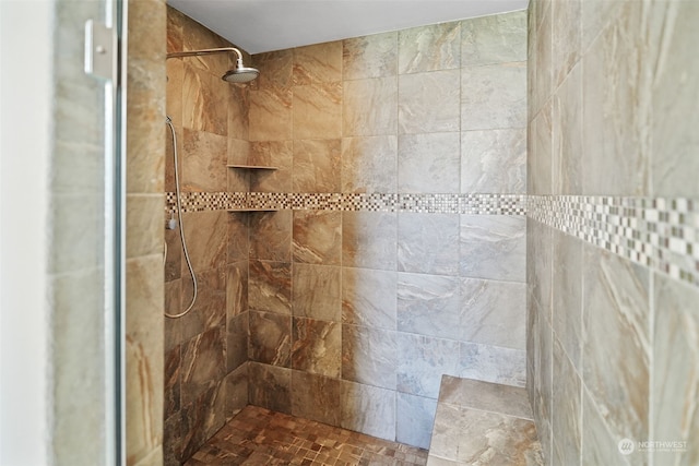 bathroom featuring tiled shower